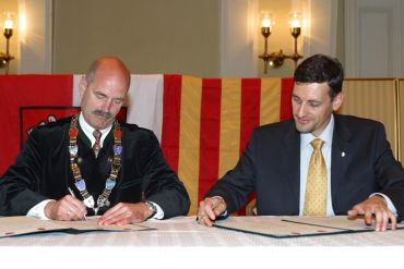 Unterzeichnung Partnerschaftsvertrag 2005