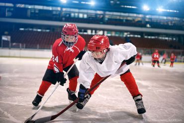 Zwei Eishockeyspieler im Zweikampf