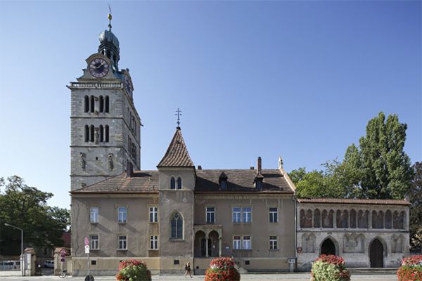 Fotografie - Abgebildet ist die Nordfassade des St. Emmeramsforum nach der Sanierung