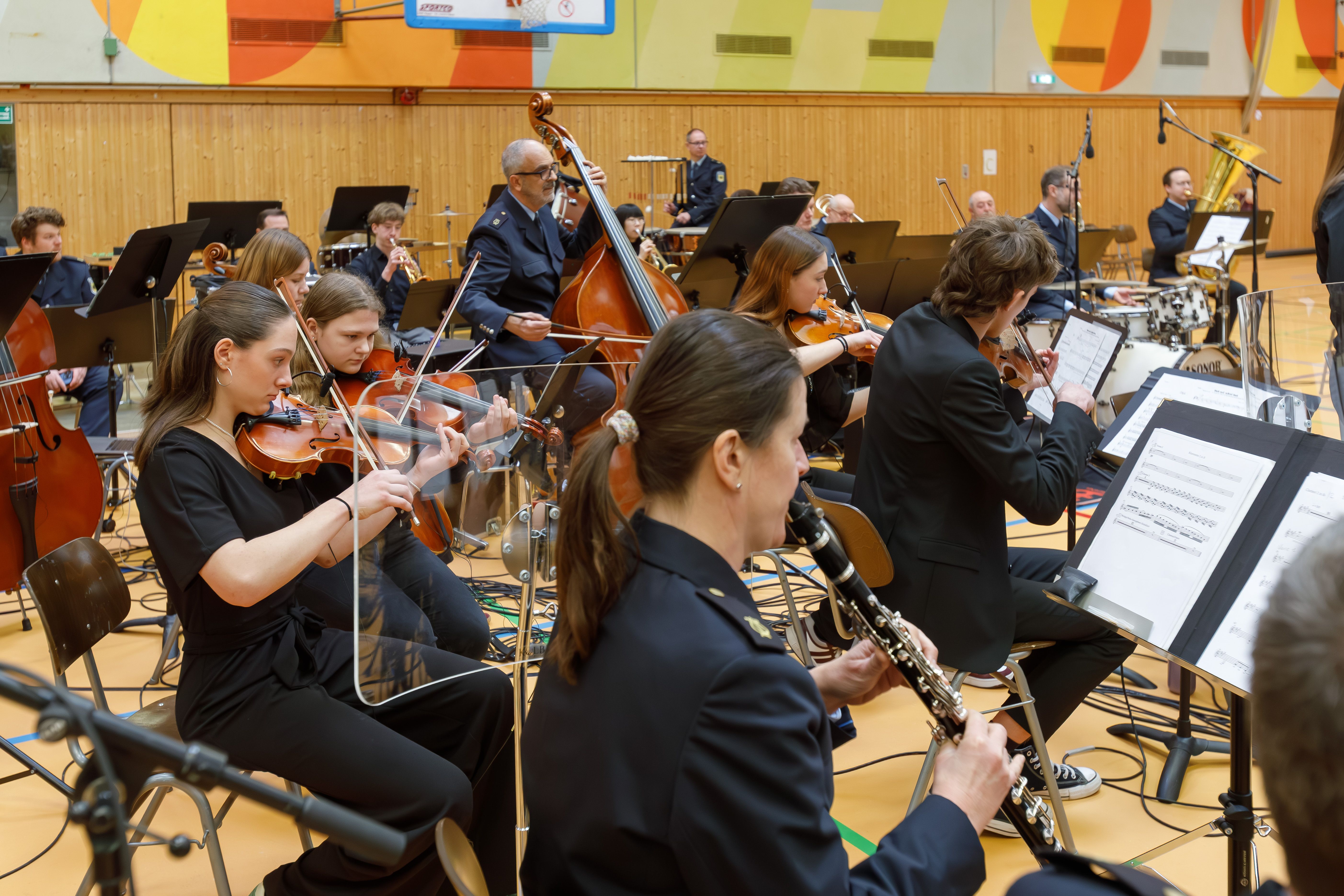 SchülerInnen spielen im Profiorchester mit