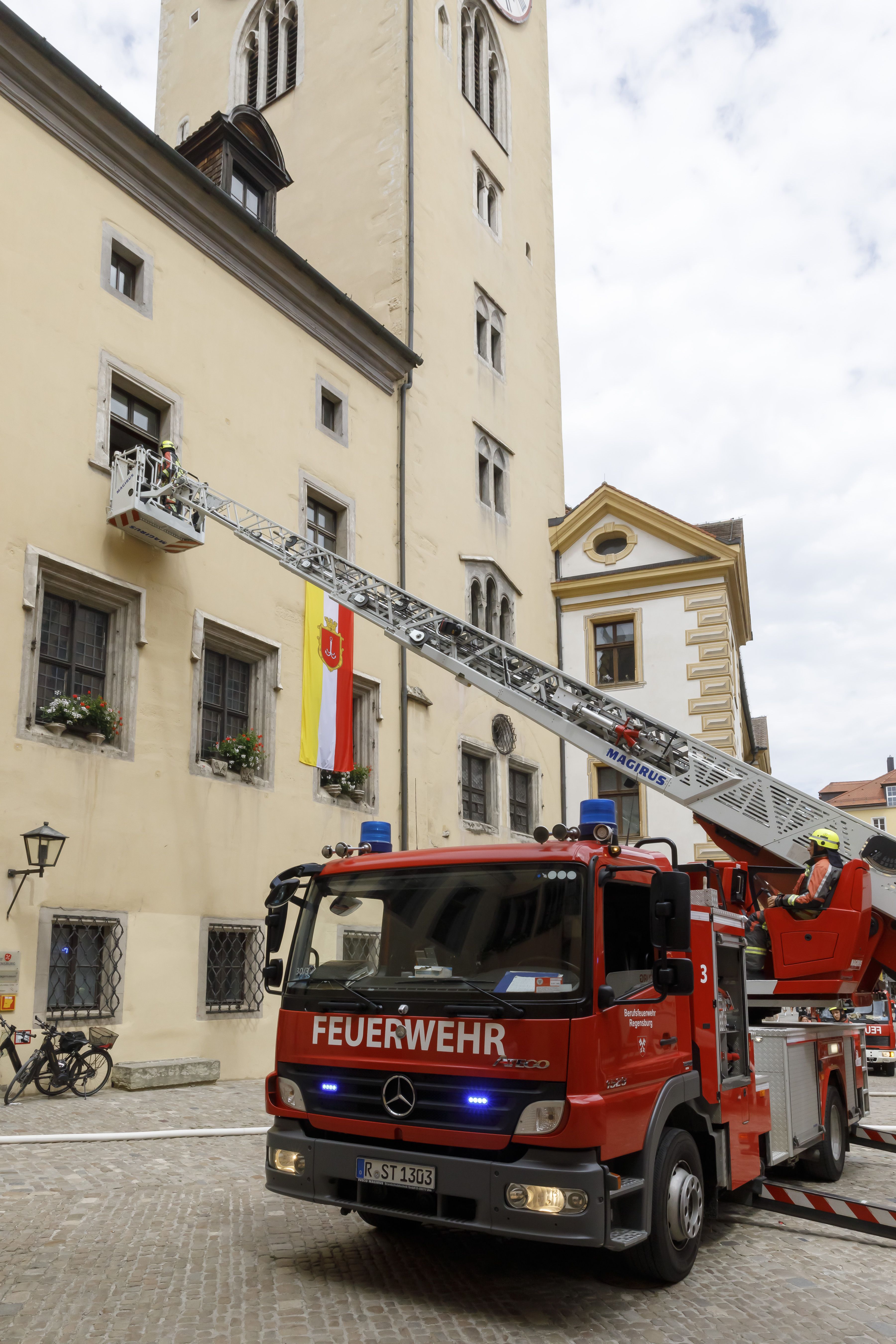 Fotografie: Die Drehleiter der Feuerwehr rettet Personen aus dem 2. OG.