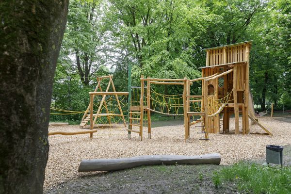Fotografie: Spielgeräte auf dem Spielplatz im Inselpark