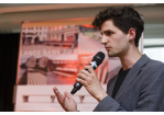 Aktion Sondermöbel - Foto einer Veranstaltung - vor einer Infowand am Mikrofon Johannes von Schoenebeck (C) Bilddokumentation Stadt Regensburg