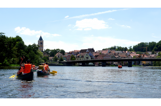 Vier Kanus fahren auf die Brücke vor Burglengenfeld zu.