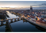 Fotografie - Luftaufnahme mit Blick über die Altstadt, Donau und Steinerner Brücke (C) Bilddokumentation Stadt Regensburg