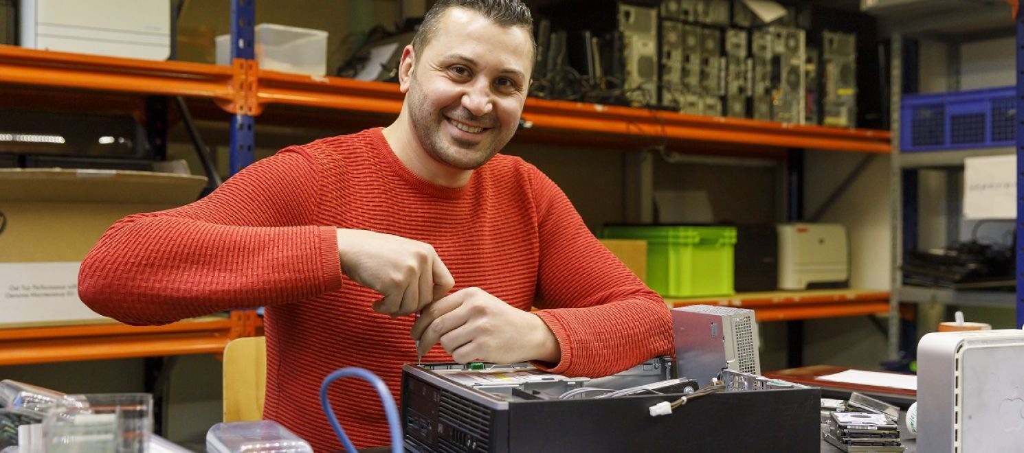 Herr Emad Attar in der Werkstatt der Computerspende Regensburg e.V.