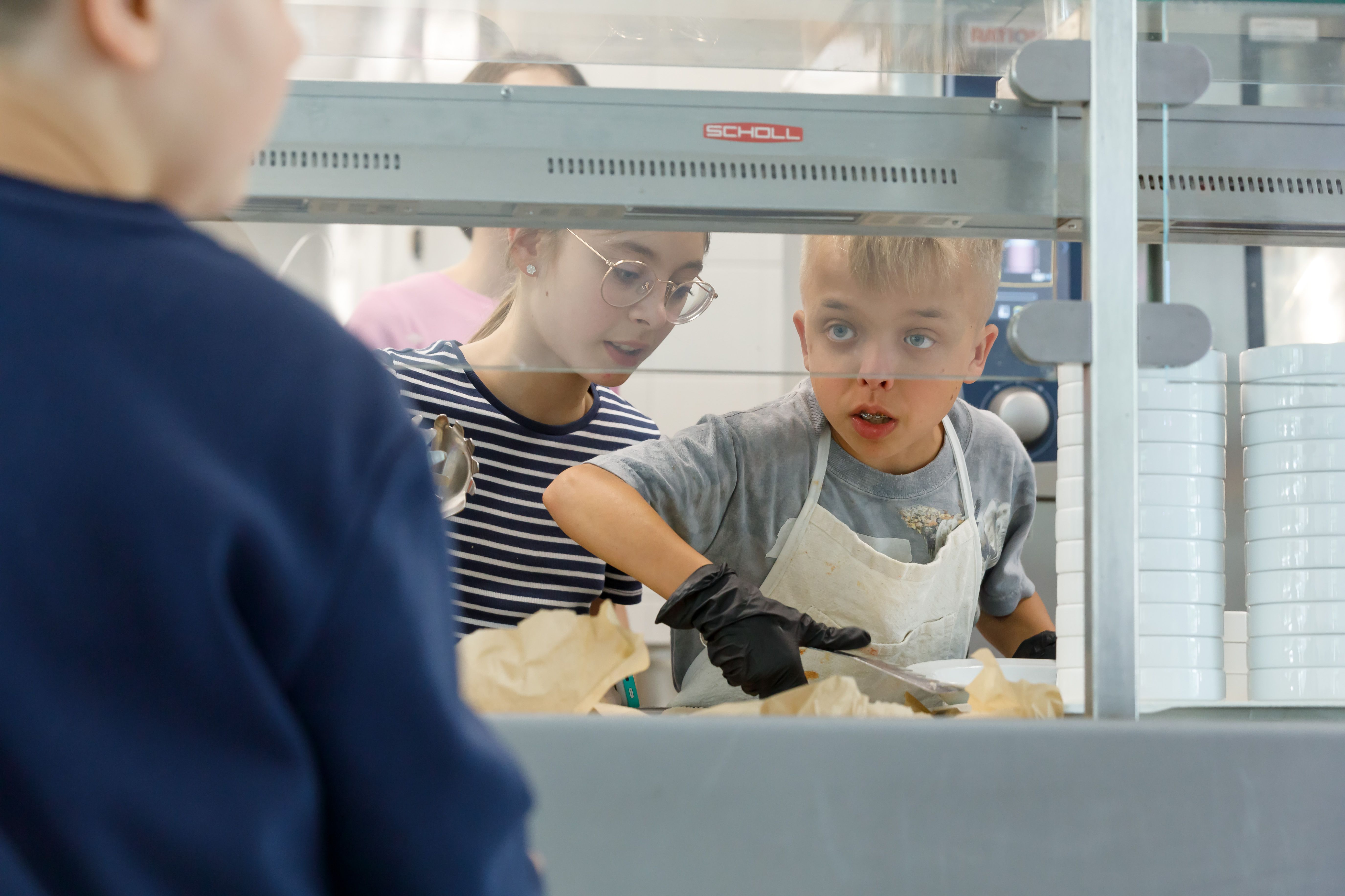 Fotografie: Zwei Kinder geben Essen aus.