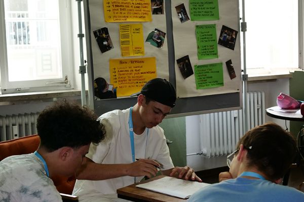 Fotografie - Jugendliche der Jugendkonferenz beim Rap-Workshop 
