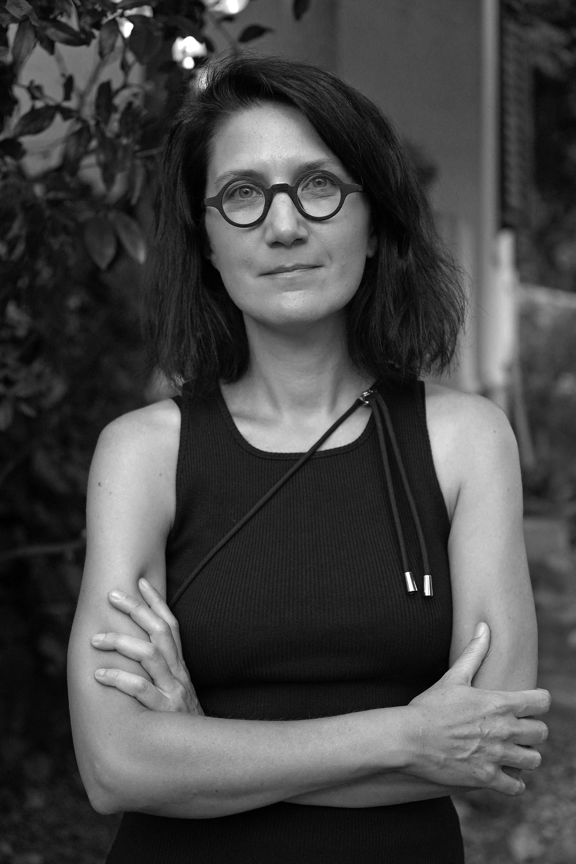 Die Fotografie zeigt ein Porträt der Künstlerin Irena Frantal 