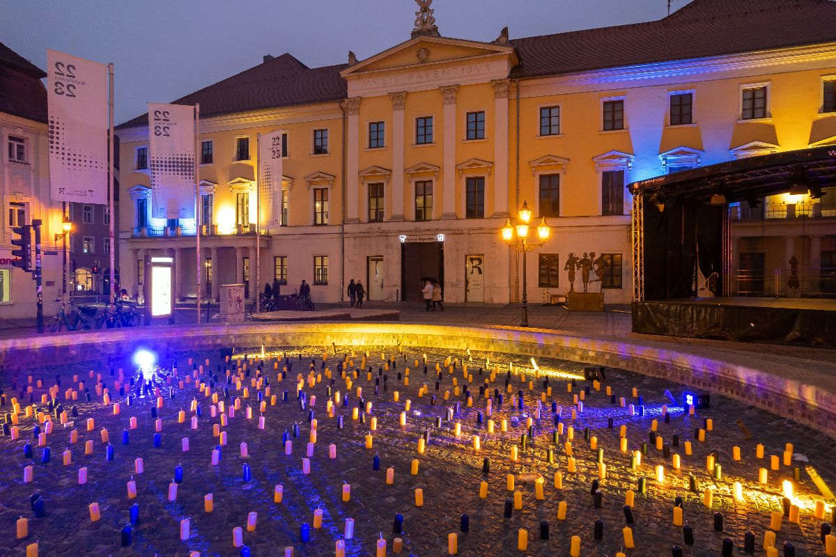 Fotografie: Brunnen am Bismarckplatz mit Kerzen