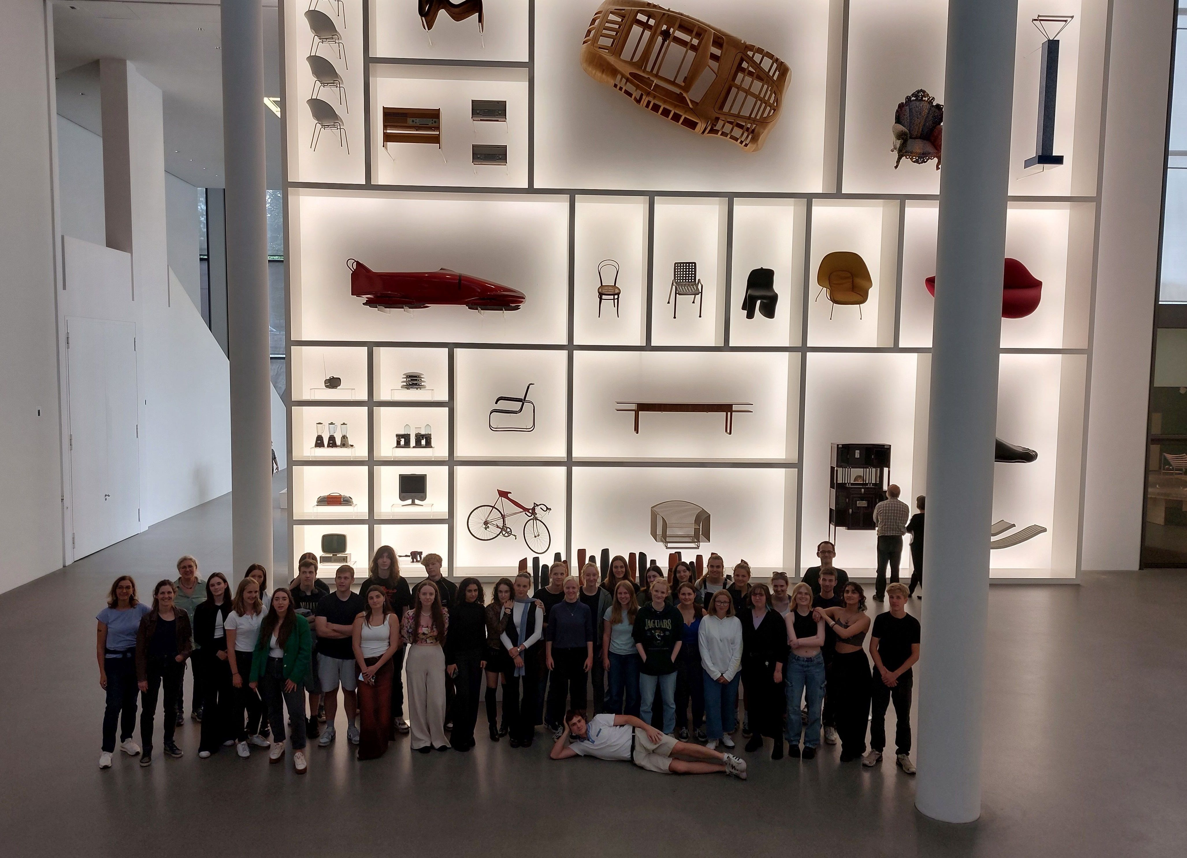 Schülergruppe in der Pinakothek der Moderne, Designabteilung