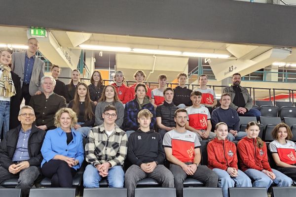 Fotografie: Gruppenbild bei der Vorstellung des Teams Regensburg 2025