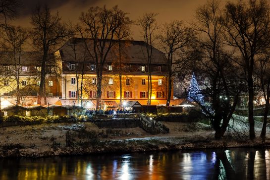 Blick auf den Adventsmarkt im Spitalgarten am Abend