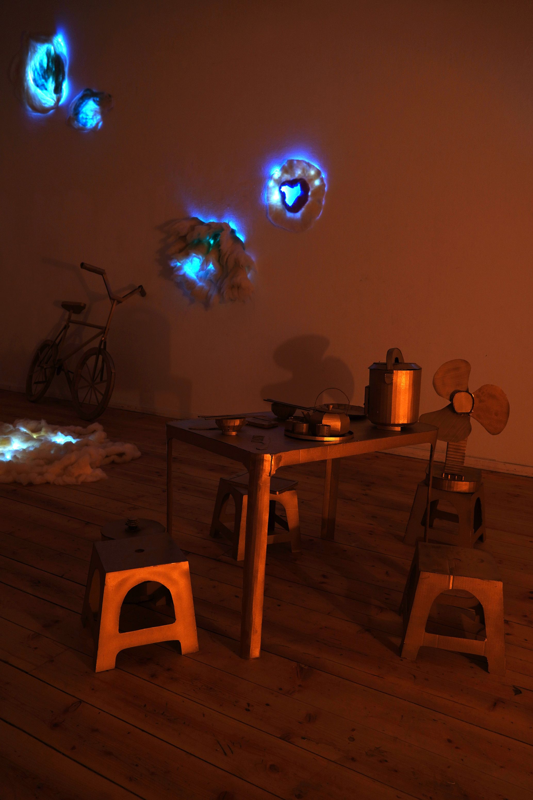 Fotografie – Möbel stehen in einem leicht beleuchteten Raum.