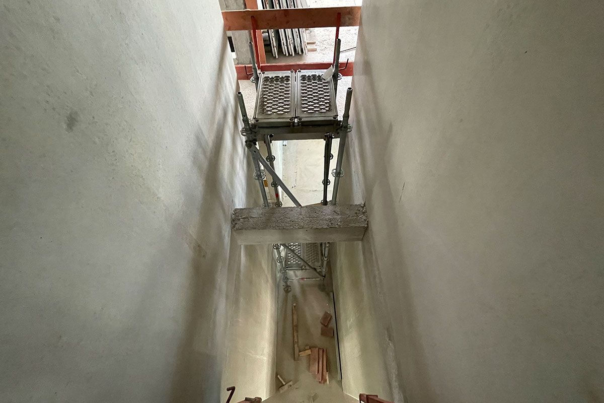 Fotografie - In diese Auslassungen werden Rutschstangen montiert (3. OG ins 2. OG)