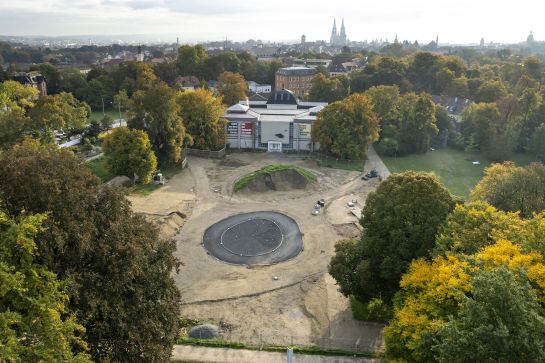Drohnenfotografie: Bereich um den Brunnen sowie die neue Asphaltfläche des Brunnens, im Hintergrund die Ostdeutsche Galerie und die Altstadt 