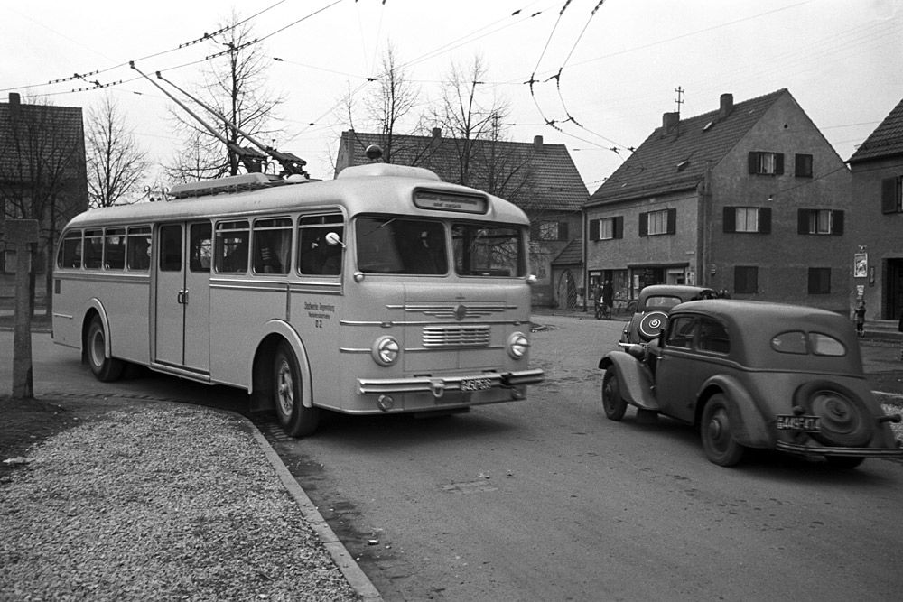 Öffentlicher Elektro-Bus mit Anschluss an die Oberleitung bei einer Testfahrt