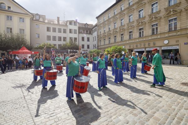 Trommelgruppe Sarará in Aktion auf dem St.-Kassiansplatz 1