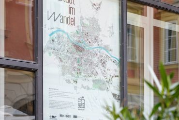 Plakat Stadt im Wandel im Fenster der Wahlenstraße
