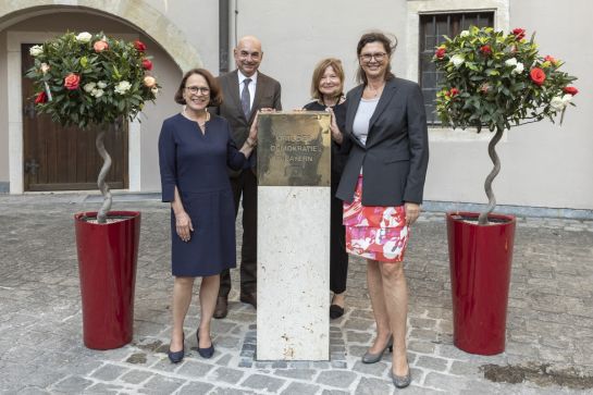 Fotografie: Oberbürgermeisterin Gertrud Maltz-Schwarzfischer enthüllt gemeinsam mit Ilse Aigner, Präsidentin des Bayerischen Landtags, eine Stele im Fechthof des Alten Rathauses. Mit dabei: die beiden Regensburger MdLs Jürgen Mistol und Margit Wild. 