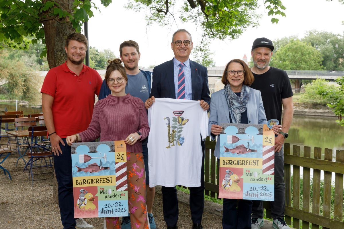 jpg                                                 Fotografie: Gruppenfoto mit Bürgerfest Plakat, Oberbürgermeisterin, Kulturreferent, Amtsleitung Kulturamt und Veranstaltungsabteilung