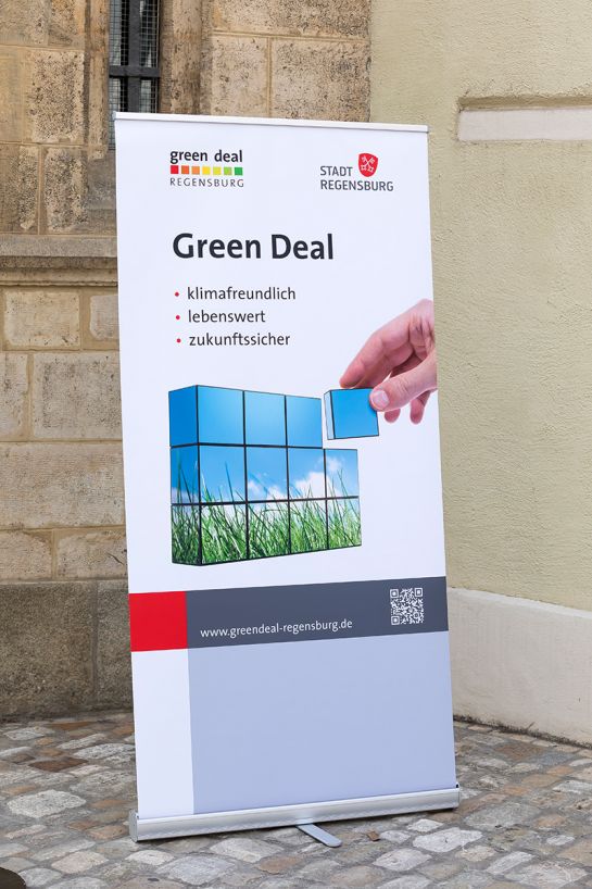 Green Deal - Schild vor dem Rathaus