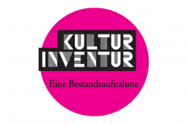 Grafik - Blockartig, schwarz-weiß angelegter Schriftzug „Kulturinventur“, der auf einem kreisförmigen, pinken Hintergrund platziert ist