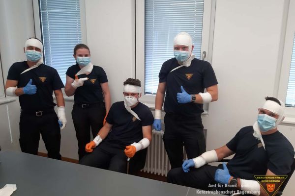 Teilnehmer mit Wundverbänden bei der Ausbildung