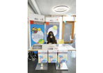 Es ist eine Mitarbeiterin der Volkshochschule an dem Volkshochschulenstand zu sehen. (C) Stadt Regensburg