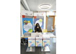Es ist eine Mitarbeiterin der Volkshochschule an dem Volkshochschulenstand zu sehen. © Stadt Regensburg