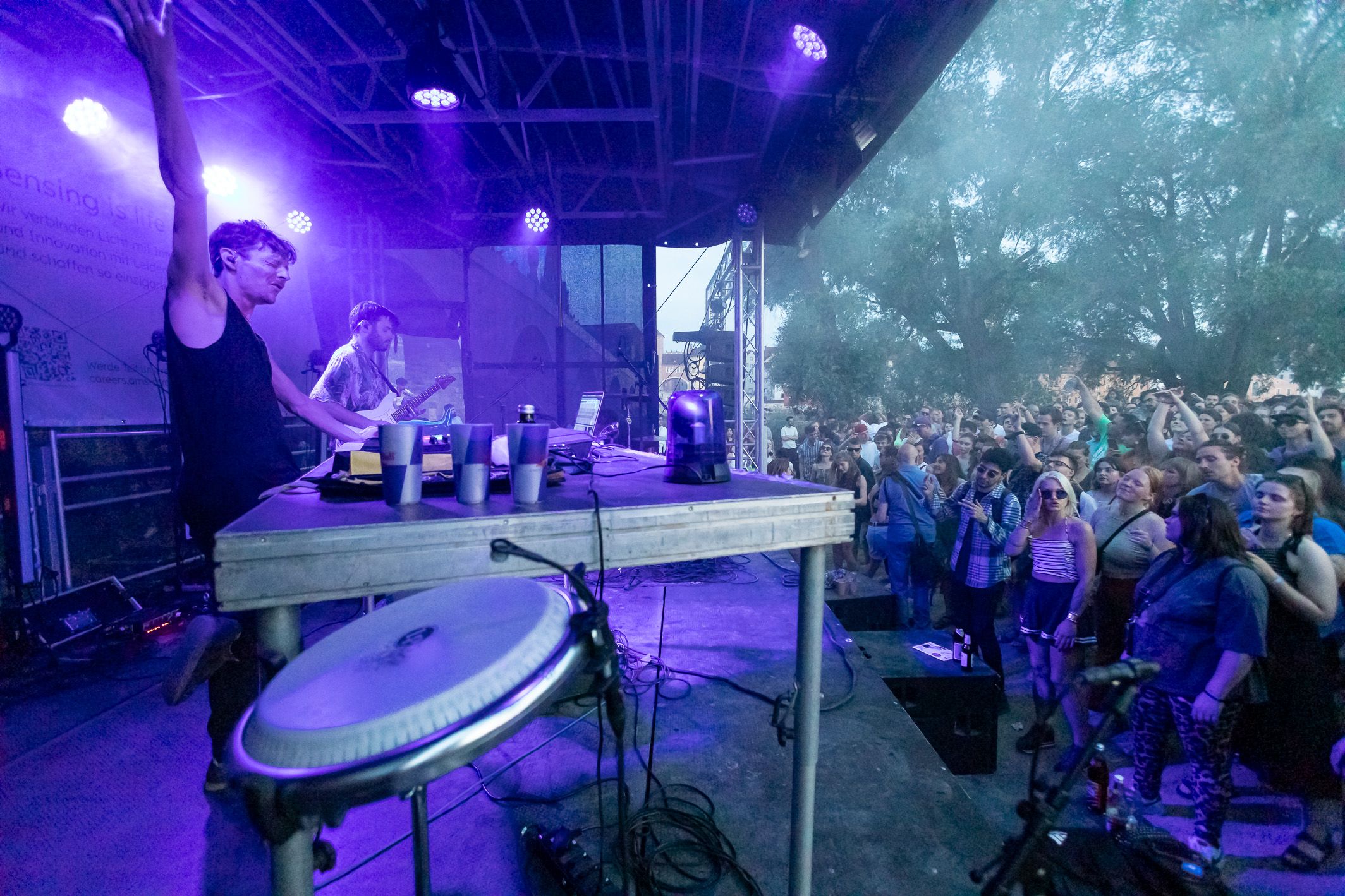 Fotografie: Eine Band macht Stimmung bei ihrem Auftritt.