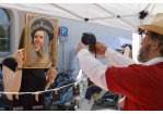 Fotografie: Eine Frau lässt sich hinter einem ausgeschnittenem Bilderrahmen fotografieren.