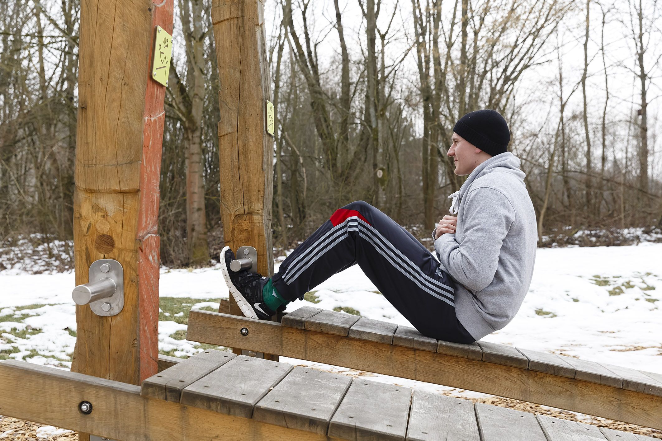 Fotografie: Ein Mann trainiert im verschneiten Brixen-Park.