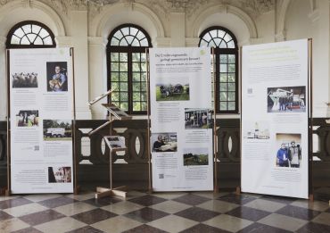 Ausstellungstafeln der Ausstellung 10 Jahre Ökomodellregion in historischem Saal.