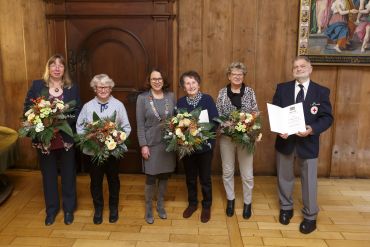 Fotografie: Oberbürgermeisterin Gertrud Maltz-Schwarzfischer mit den Geehrten