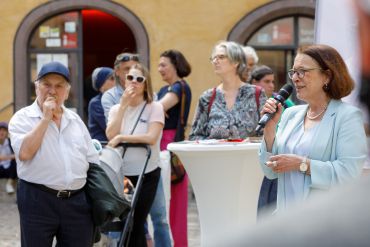 Fotografie - Oberbürgermeisterin spricht zu Menschen