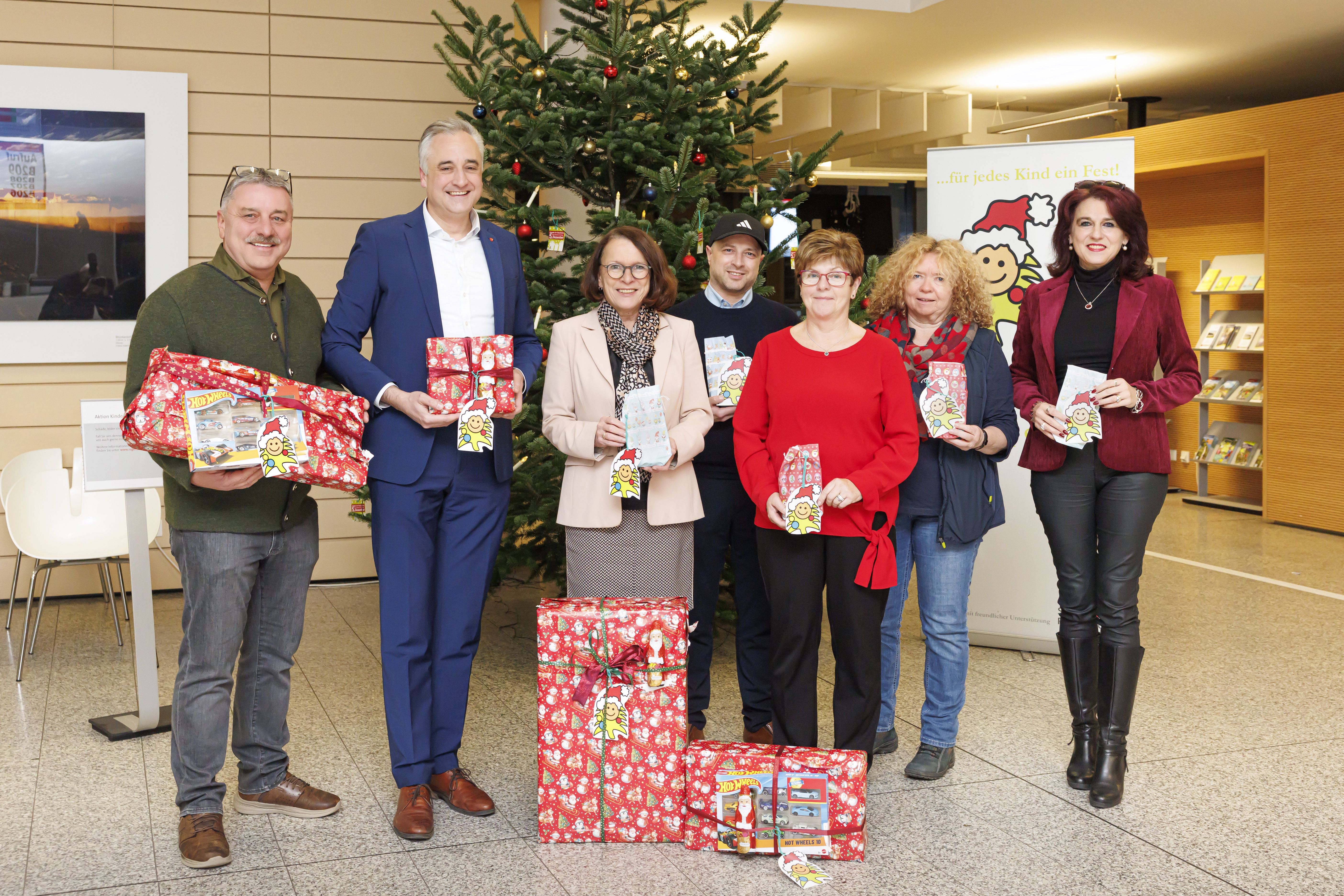 Foto, SPD Regensburg übergeben Geschenke an die Aktion Kinderbaum