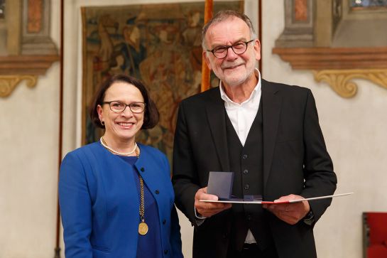 Albertus-Magnus-Medaille 2019 - Preisträger Dr. Martin Linder im Bild mit Bürgermeisterin Gertrud Maltz-Schwarzfischer
