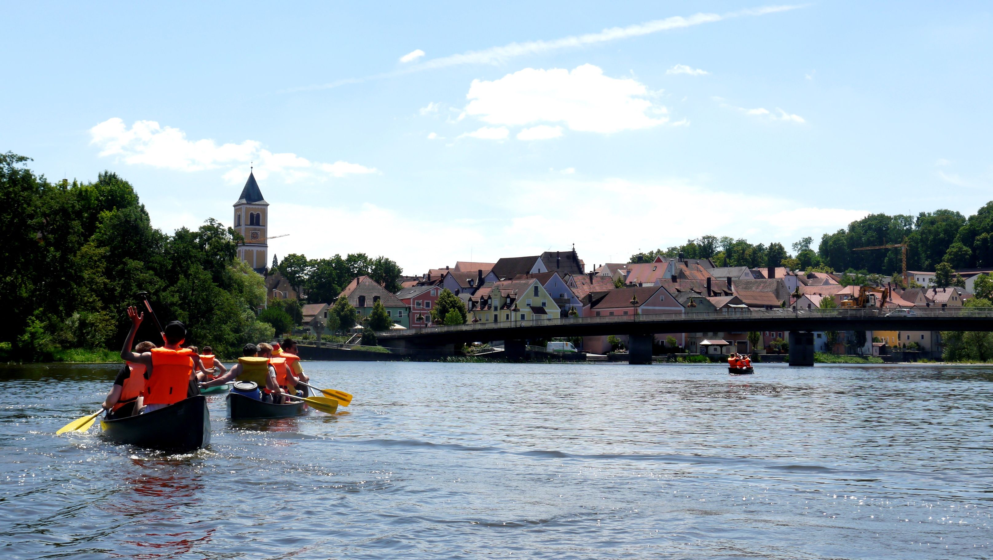 Vier Kanus fahren auf die Brücke vor Burglengenfeld zu.