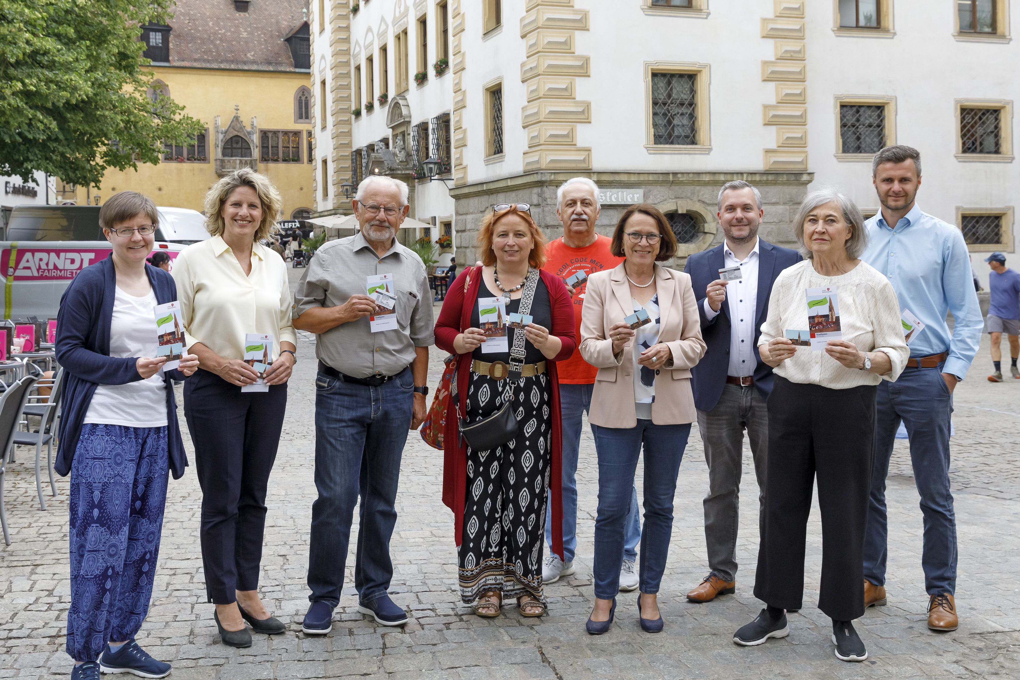 Fotografie – v. l. n. r.: Katharina Losch (Forum gegen Armut), Bürgermeisterin Astrid Freudenstein, Manfred Hellwig (Forum gegen Armut), Martina Groh-Schad (Soziale Initiativen e. V.), Anton Knitl (Forum gegen Armut), Oberbürgermeisterin Gertrud Maltz-Schwarzfischer, Christoph Gailer (Leitung Sozialamt), Wiltrud Renter (Forum gegen Armut) und Andreas Lautenschlager (Sachgebietsleitung Wohnungslosenhilfe und Stadtpass)