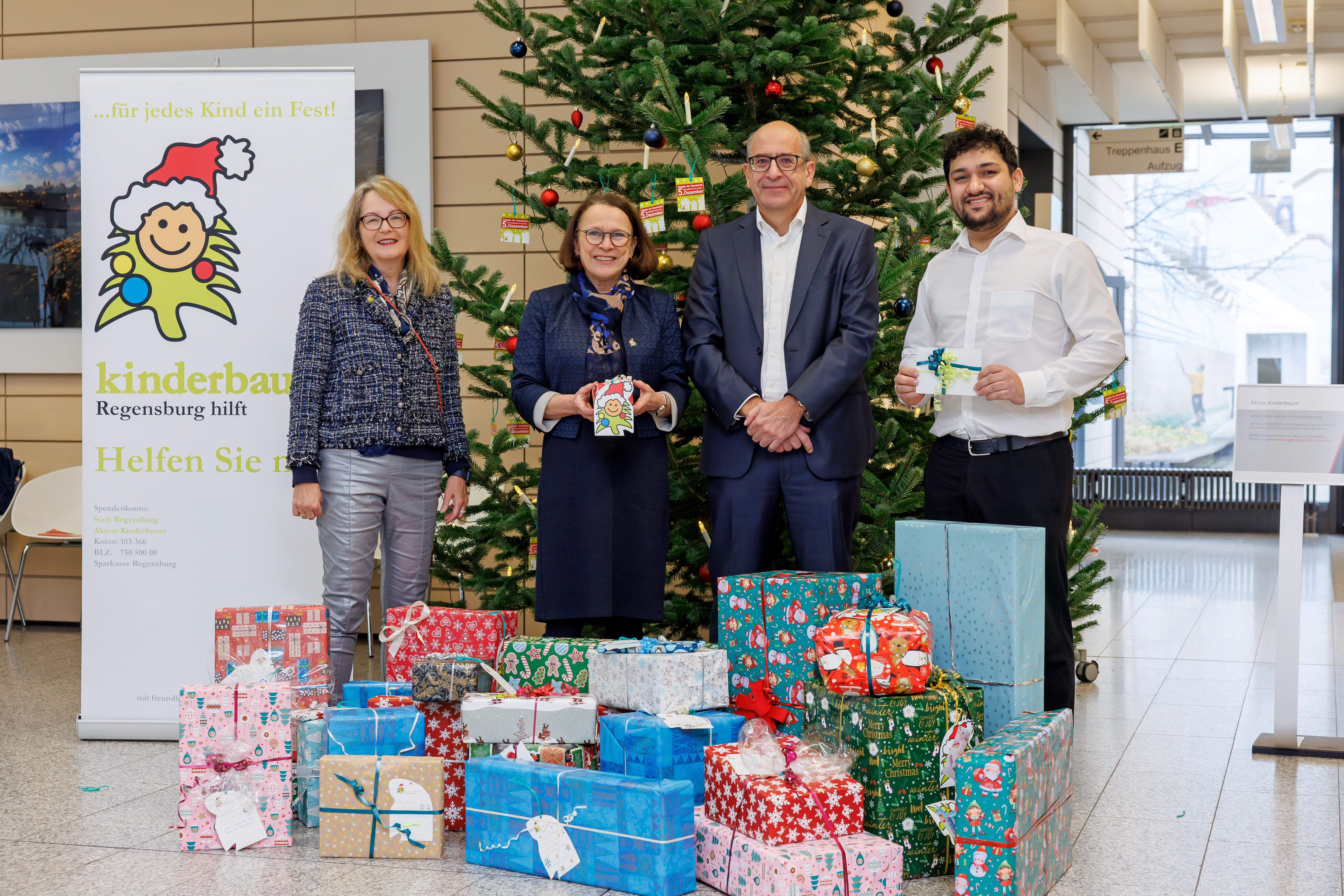 Foto, Fa. Siemens mit ihrer Ausbildungsvertretung erfüllen Kinderwünsche