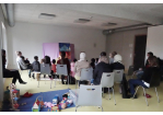 Es ist eine Puppentheateraufführung zu sehen mit Publikum im Schulungsraum. © Stadt Regensburg