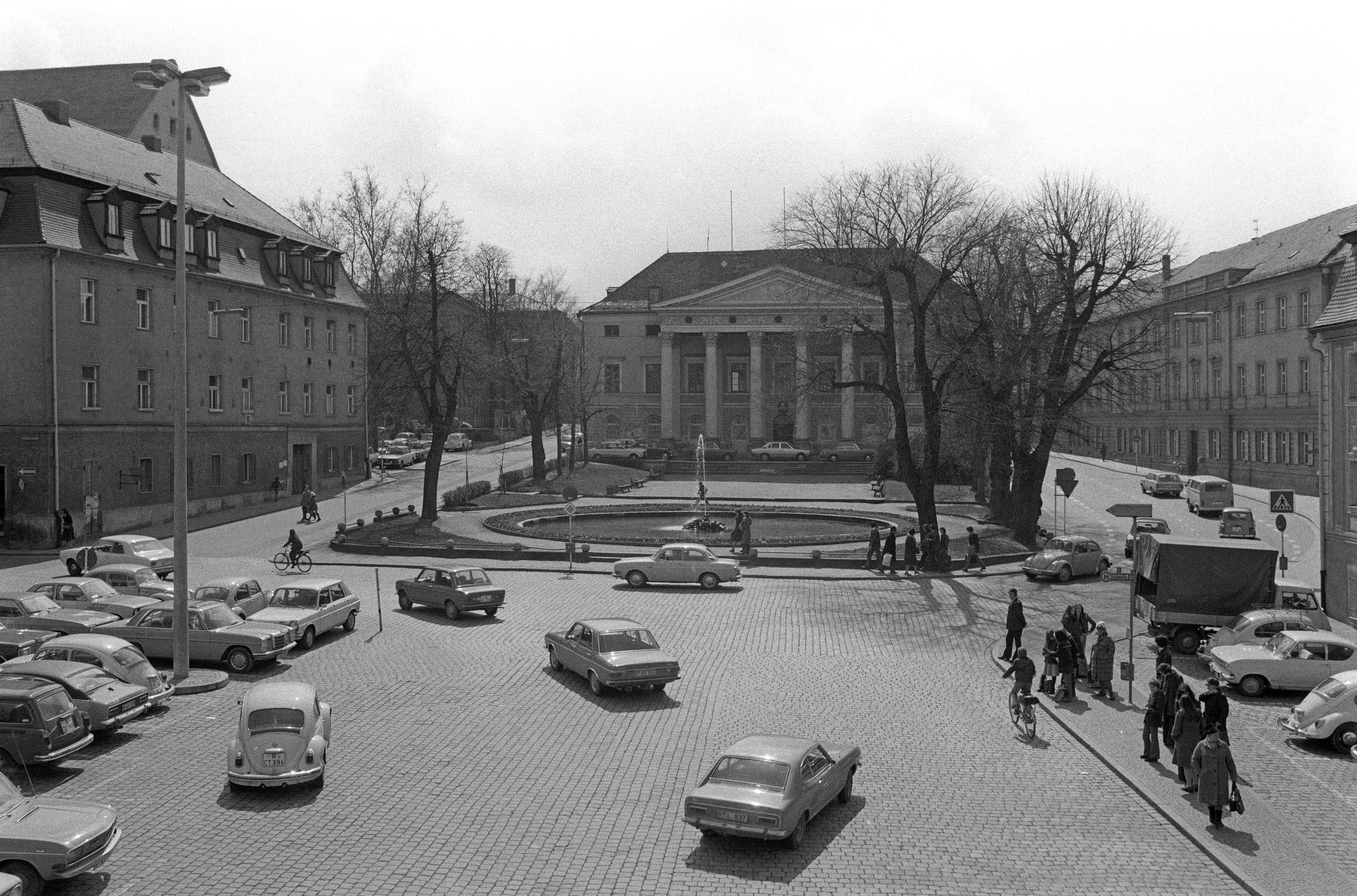 Fotografie: 1975 parkten die Autos noch oberirdisch.