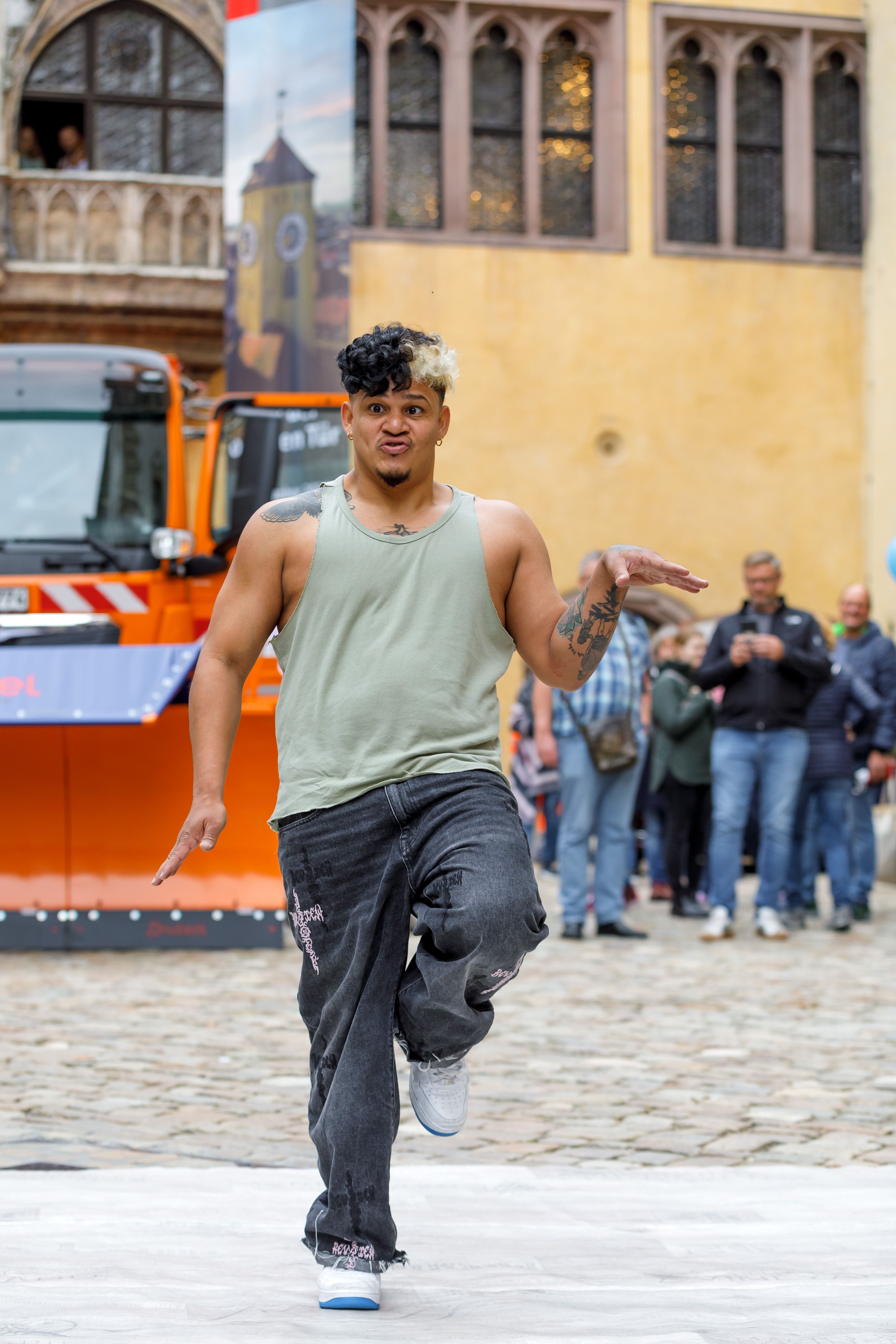 Fotografie: Breakdancer „Wizard Macarty“ eröffnete den Tag der offenen Tür.