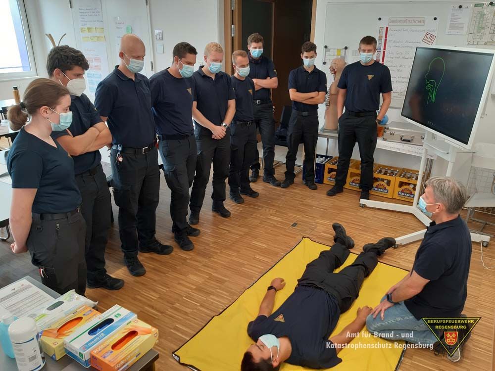Teilnehmer bei der Ausbildung zum Thema Traumatologie
