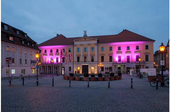 afie – in lila beleuchtetes Theater am Bismarckplatz in Regensburg