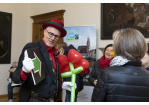 Fotografie: Clown mit Besuchern am Tag der offenen Tür (C) Bilddokumentation Stadt Regensburg