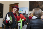 Fotografie: Clown mit Besuchern am Tag der offenen Tür