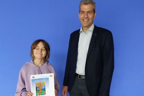 Julia Stierstorfer bei der Übergabe der Schulurkunde an den Schulleiter