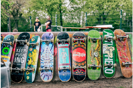Skateboards an Bowl angelehnt auf dem Skatepark